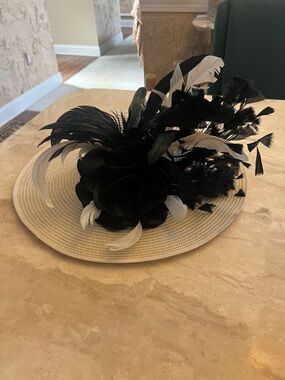 Elegant Derby Black & Cream Feather Floral Straw Fascinator Hat